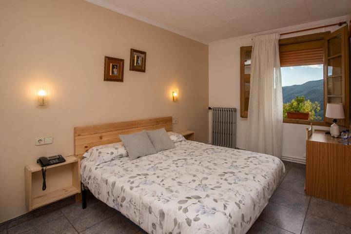 Gîte pour 3 personnes, avec terrasse ainsi que vue et jardin à Montseny - 3