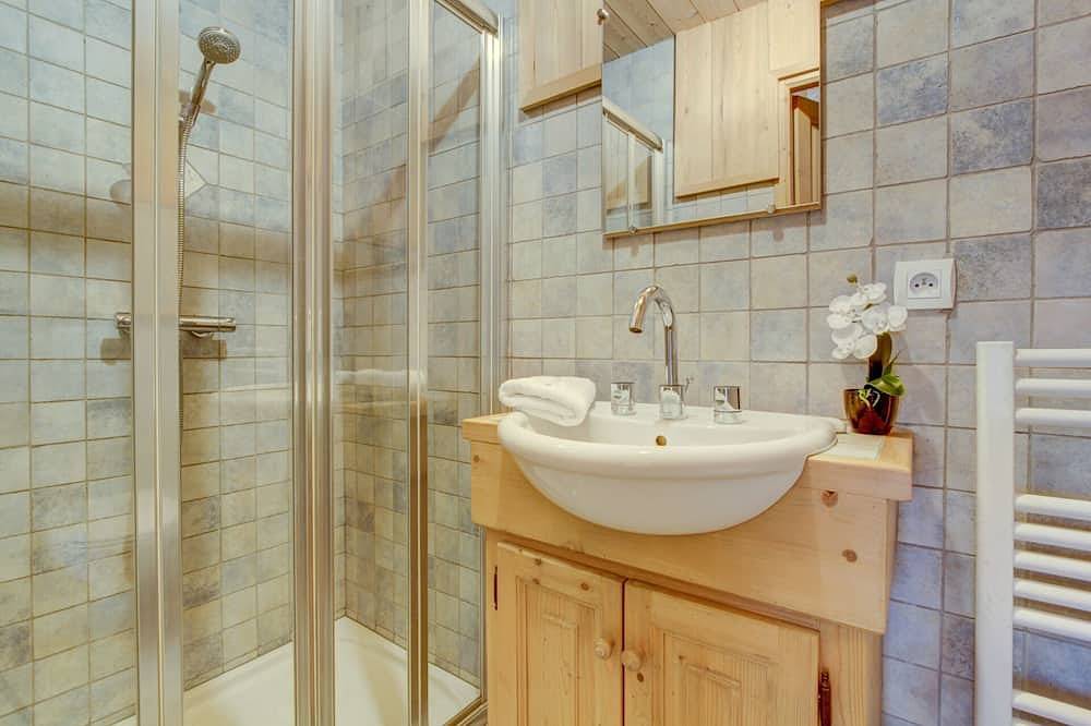 Spacious Chalet in a Great Location - Perfect for a Group of Friends of Family in Morzine, Les Portes du Soleil