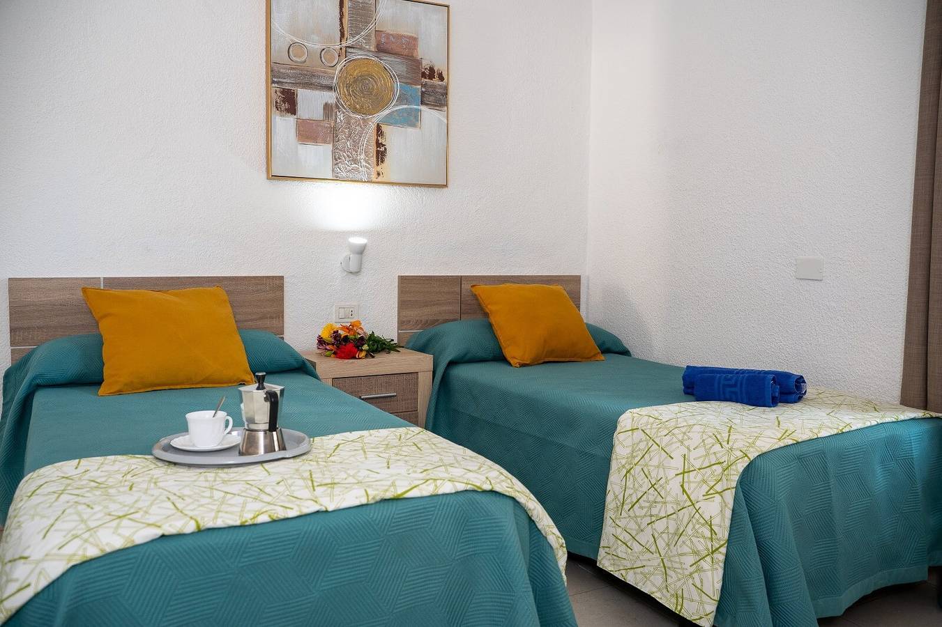 Apartamento inteiro, Apartamento de férias 'Las Floritas Beach' com piscina partilhada, terraço privado e acesso Wi-Fi in Playa de las Américas, Arona