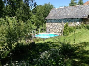 Gîte pour 4 personnes, avec jardin ainsi que terrasse et piscine à Colombiès