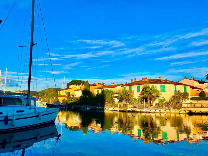 Location de vacances pour 2 personnes, avec balcon et vue dans Port Grimaud