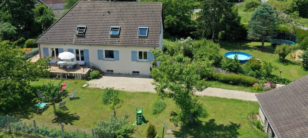 Gîte pour 8 personnes, avec piscine ainsi que terrasse et jardin