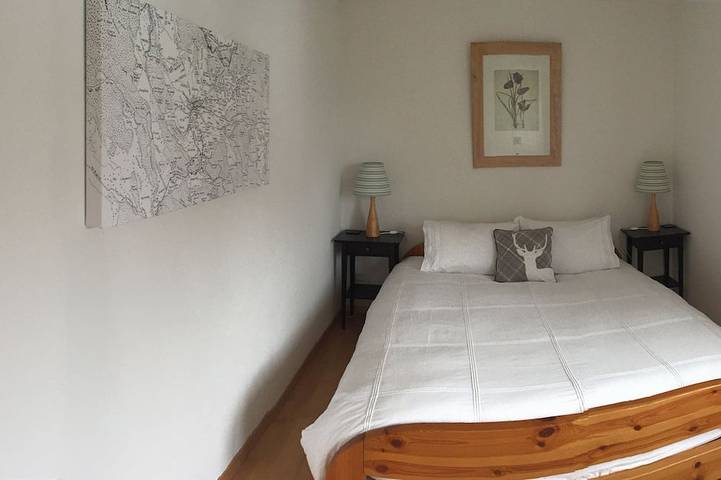 Ganze Wohnung, 2 Bed 2 Bath, Bright, spacious, central apartment in Flims 5min walk to gondola in Flims-Dorf, Flims