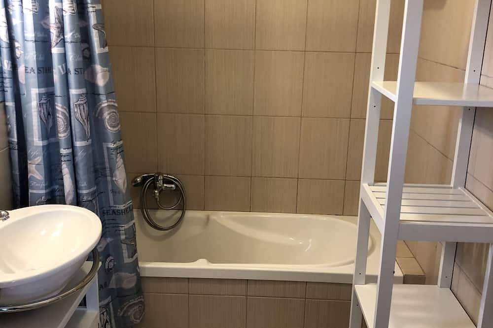 Appartamento intero, Appt 4-6 Pers Piscina / Aria Condizionata / Spiaggia 200 M / Vicino All'Isola Di Russe in Losari, Belgodere