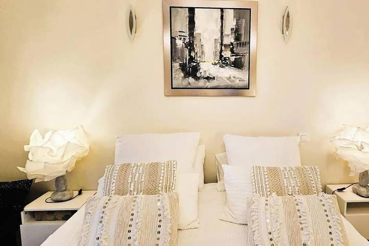 Location de vacances pour 6 personnes, avec terrasse à La Roche-Canillac - 2