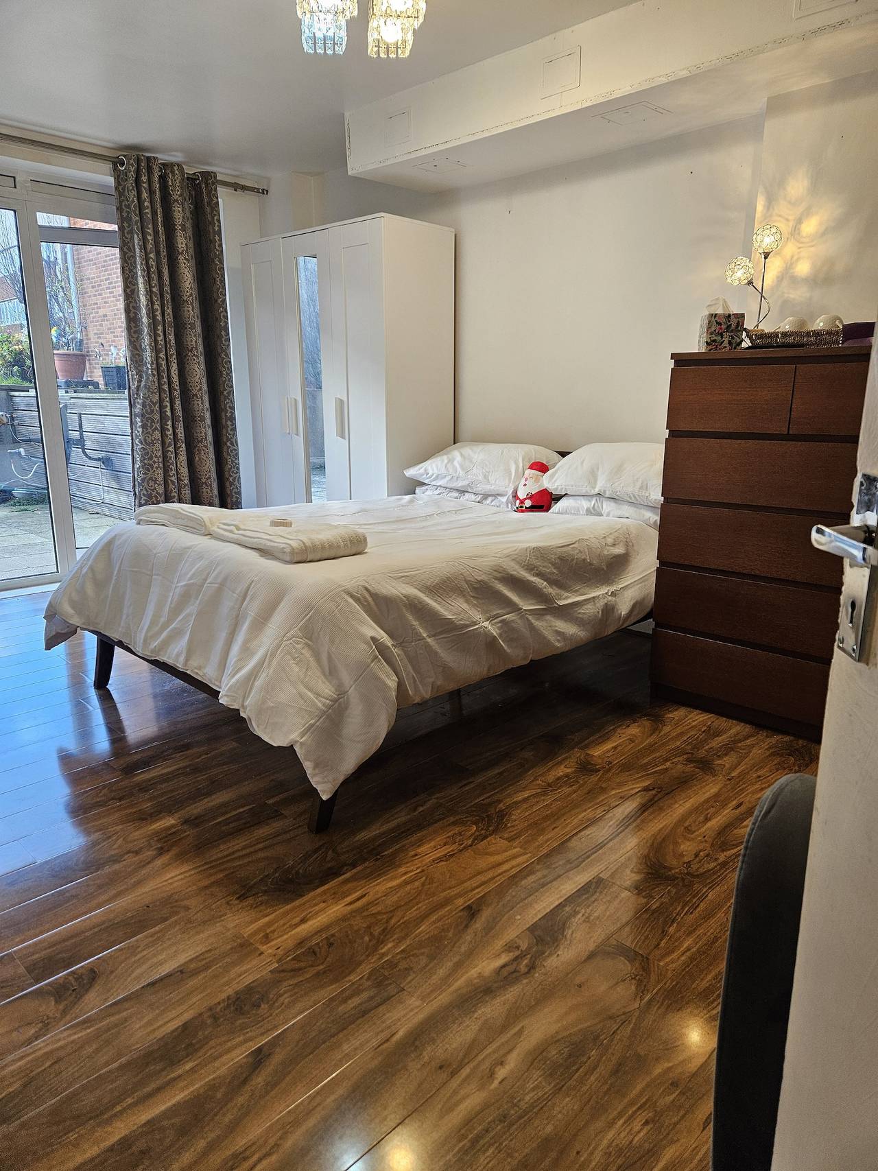 Spacious Retreat with Private Balcony & City Views in Southwark, Λονδίνο