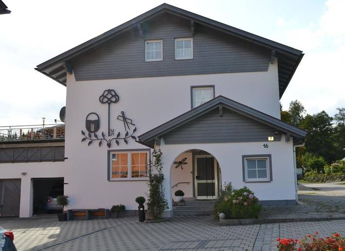 Ferienwohnung für 5 Personen, mit Balkon und Balkon/Terrasse sowie Terrasse und Garten in Arnbruck