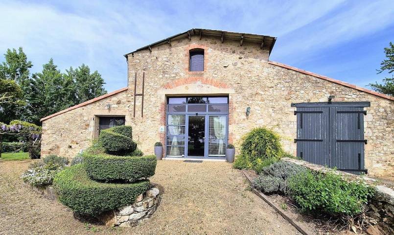 Gîte pour 10 personnes, avec terrasse ainsi que jardin et piscine à Saint-Fulgent - 2