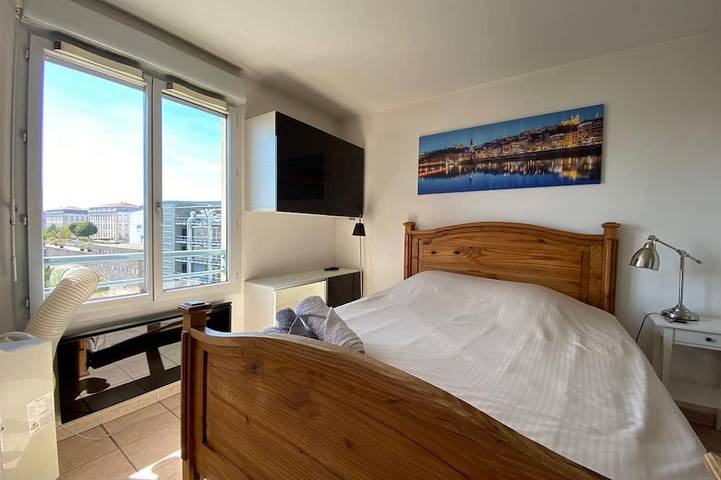 Entire apartment, View of Fourvière, 1 min from the metro + free, secure parking in Caluire-et-Cuire, Lyon region