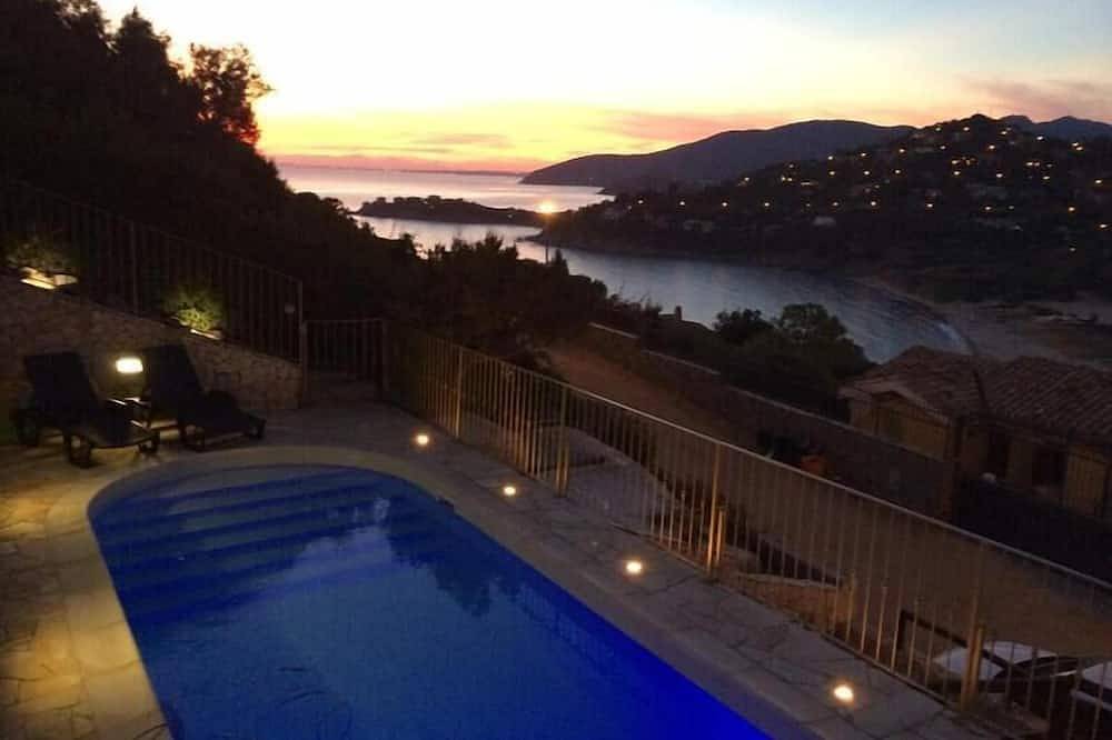 Encantadora vista al mar y piscina privada a 100 metros de la playa wifi gratis in Torre delle Stelle, Provincia de Cagliari