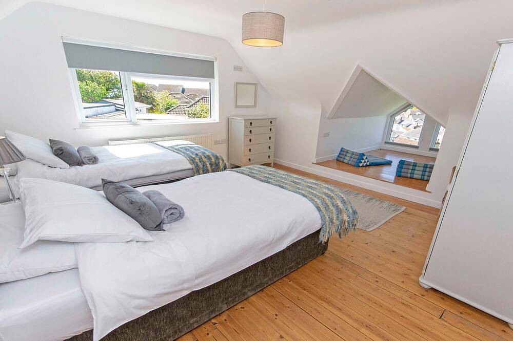 Rooftops, Sleeps 8 | Hot Tub*, Views & Log Burner in Braunton, Devon
