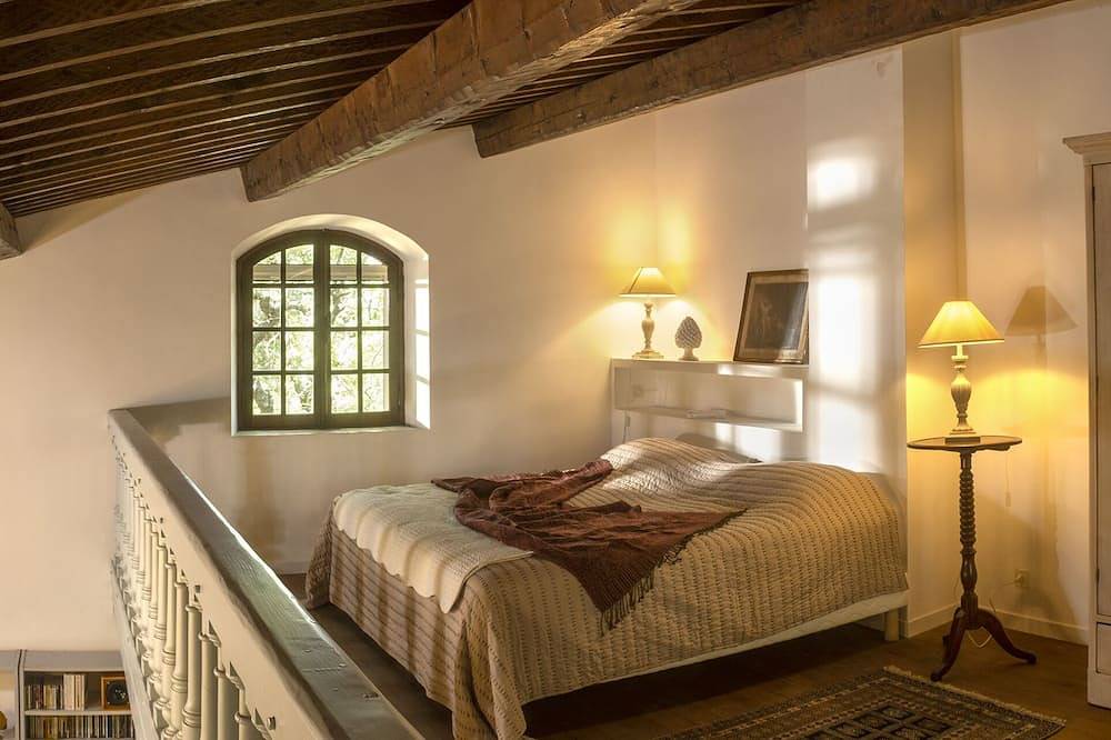 L'Atelier, with its century-old oak trees and panoramic view of the Luberon region in Cucuron, Parc naturel régional du Luberon