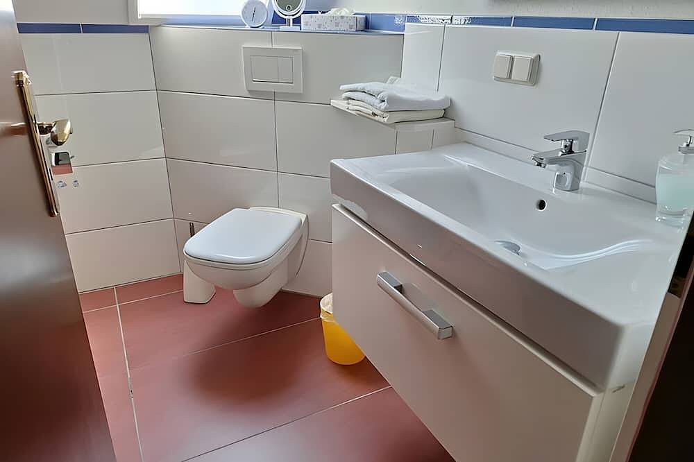 Ganze Wohnung, Ferienwohnung Königswinter\" mit gemeinsamer Terrasse, Balkon und Wi-Fi in Königswinter, Windecker-Ländchen
