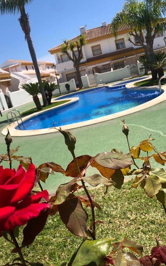 Villa voor 8 personen, with Balkon and Terras as well as Tuin and Zwembad in Pilar de la Horadada