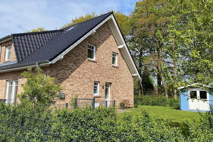 Ferienwohnung für 6 Personen, mit Garten und Sauna in Hage