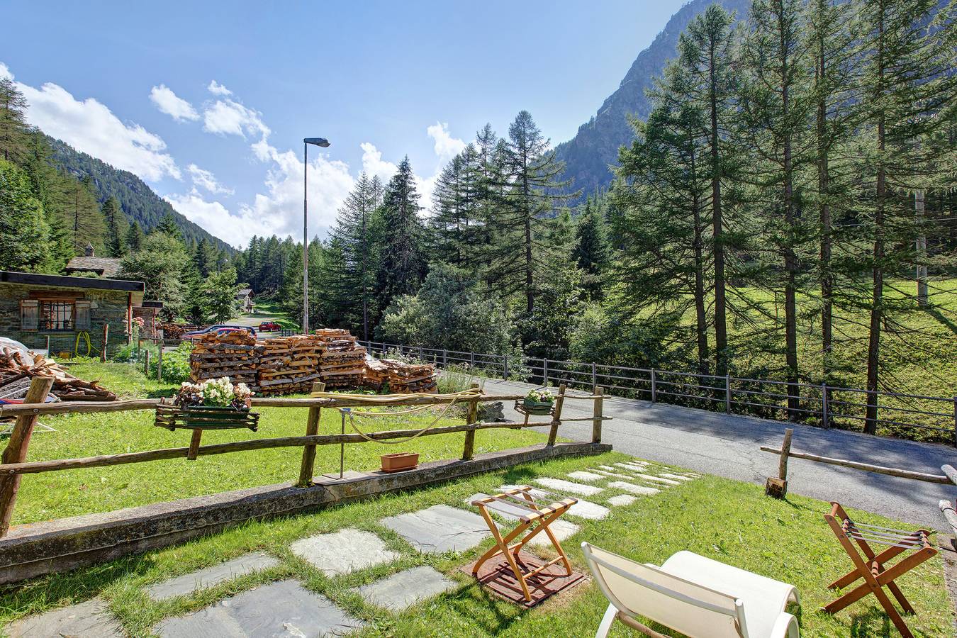 Appartement entier, Studio de vacances 'Lo Peiglo' avec vue sur les montagnes et jardin in Gerbelle, Comune di Valgrisenche