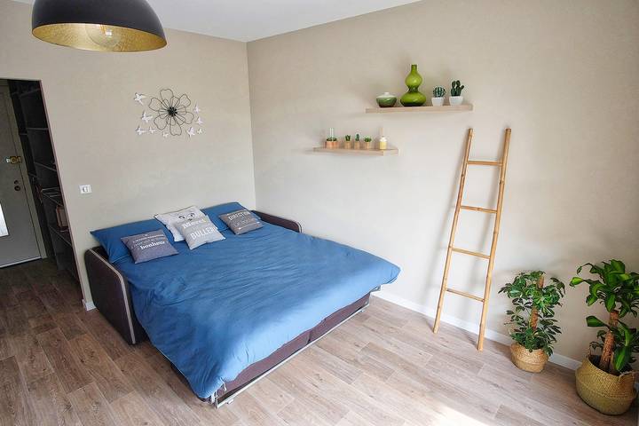 Studio entier, Les vertes années à la plage in Antibes, Côte méditerranéenne (France)
