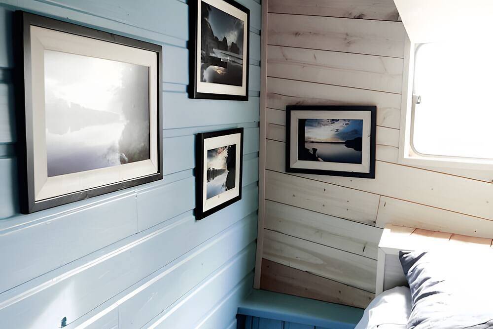 Houseboat Cabin by the Water's Edge in Brissac-Quincé, Angers region