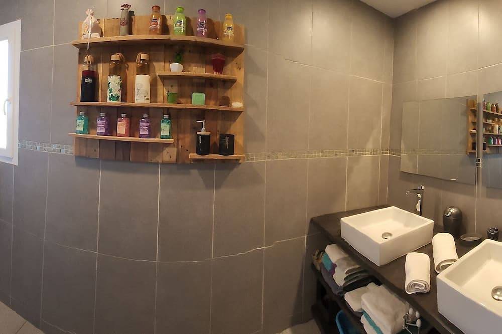 Ganze Wohnung, Apartment 2-4 pers - ground floor 48m2 + terrace 38m2 near sea and mountains in Prunelli-di-Fiumorbo, Regionaler Naturpark Korsika