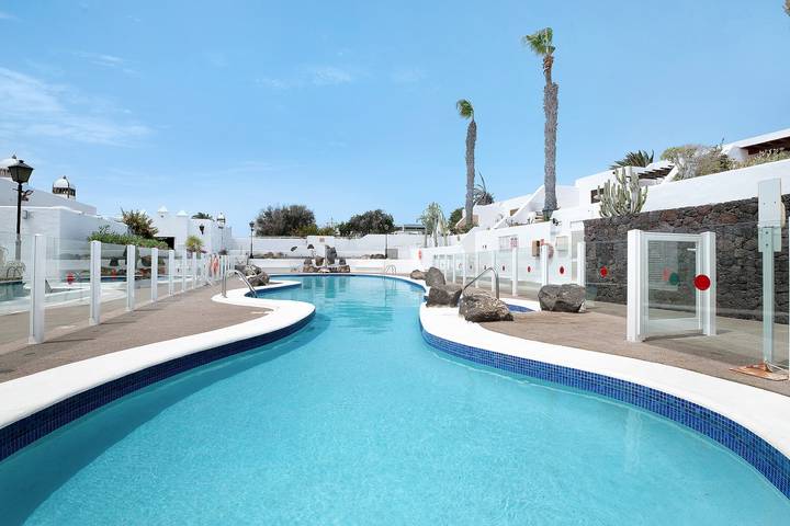 Ganze Wohnung, Apartment "Puerto Chico E" mit Meerblick, gemeinschaftlich genutztem Pool, Terrasse und WLAN in Playa Blanca, Yaiza
