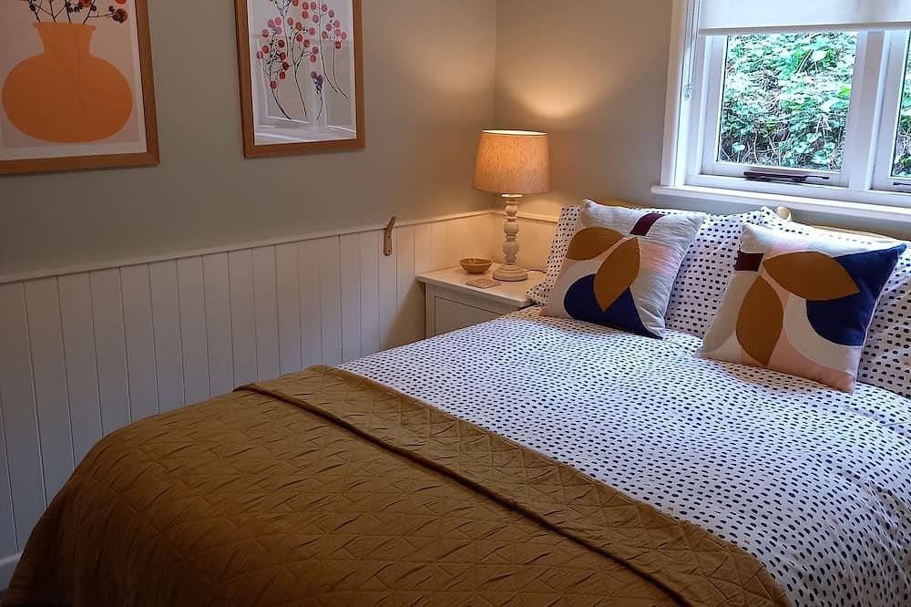 'Beach House' style cabin in secluded valley 1 mile from Bantham beach in Thurlestone, South Devon