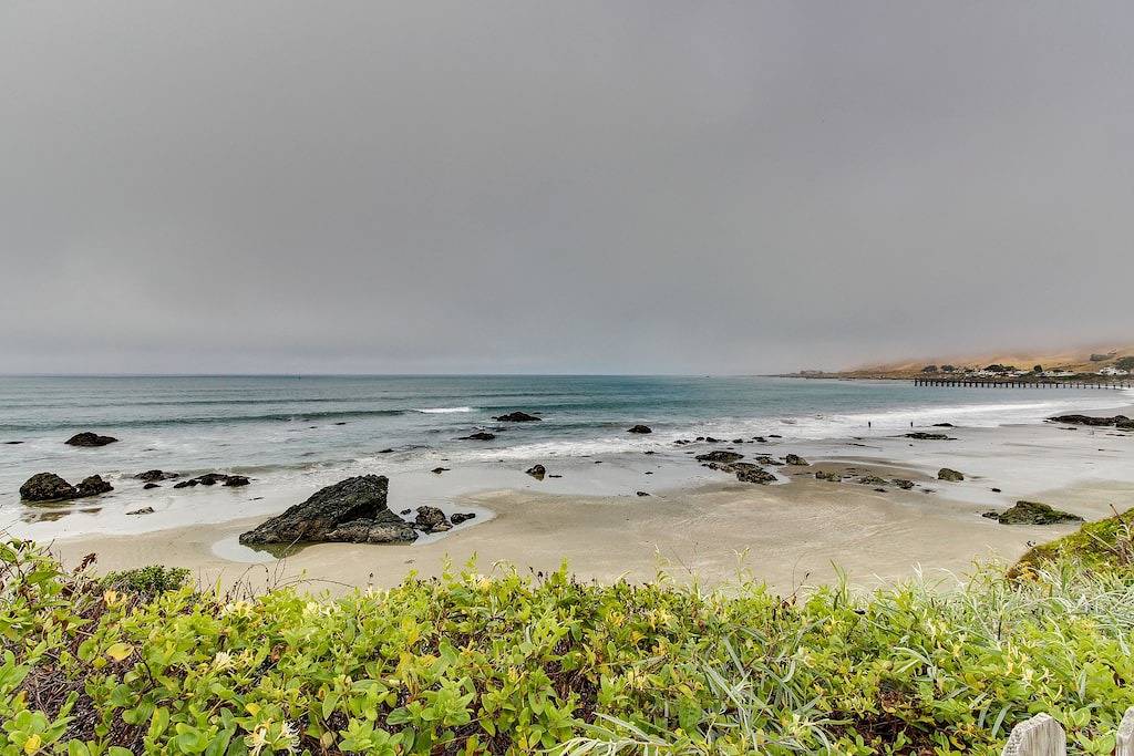 Helles Haus am Meer mit möbliertem Balkon und spektakulärer Aussicht in Cayucos, San Luis Obispo County