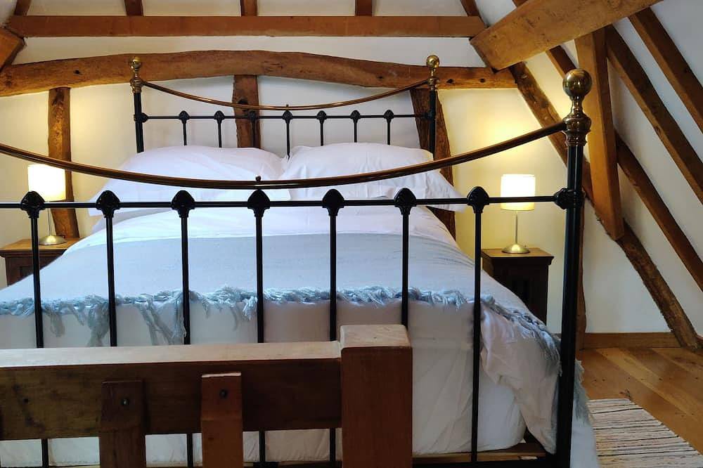 Historic barn in peaceful country village in Buckinghamshire
