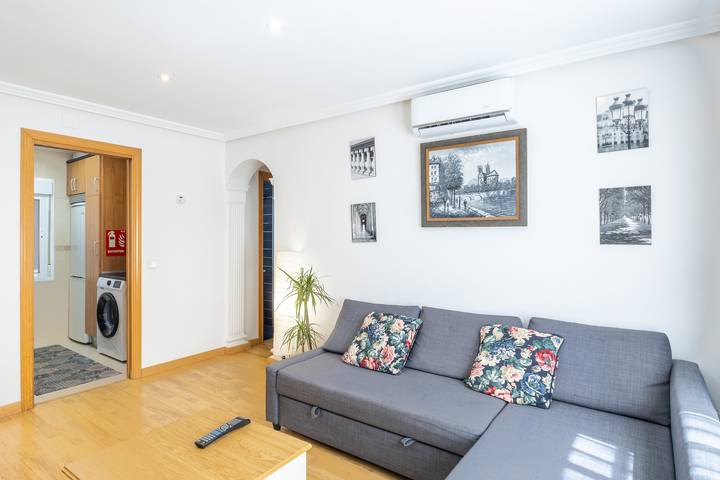 Apartamento entero, Apartamento 'Moratalaz' con Wi-Fi y aire acondicionado in Madrid, Área Metropolitana de Madrid