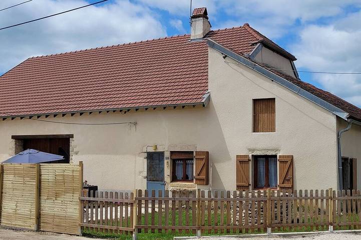 Gîte pour 7 personnes, avec terrasse ainsi que jardin et jacuzzi, animaux acceptés dans Broye Les Loups Et Verfontaine