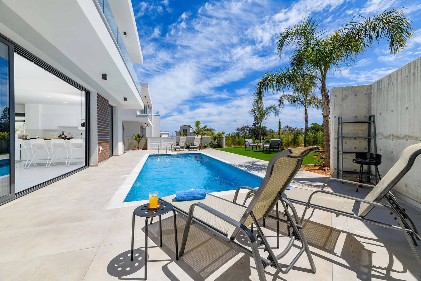By The Beach - Royal Sapphire Villa in Südzypern