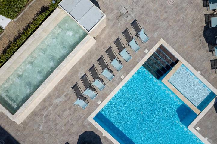 Hôtel pour 5 personnes, avec vue et jardin ainsi que piscine et bassin pour enfant