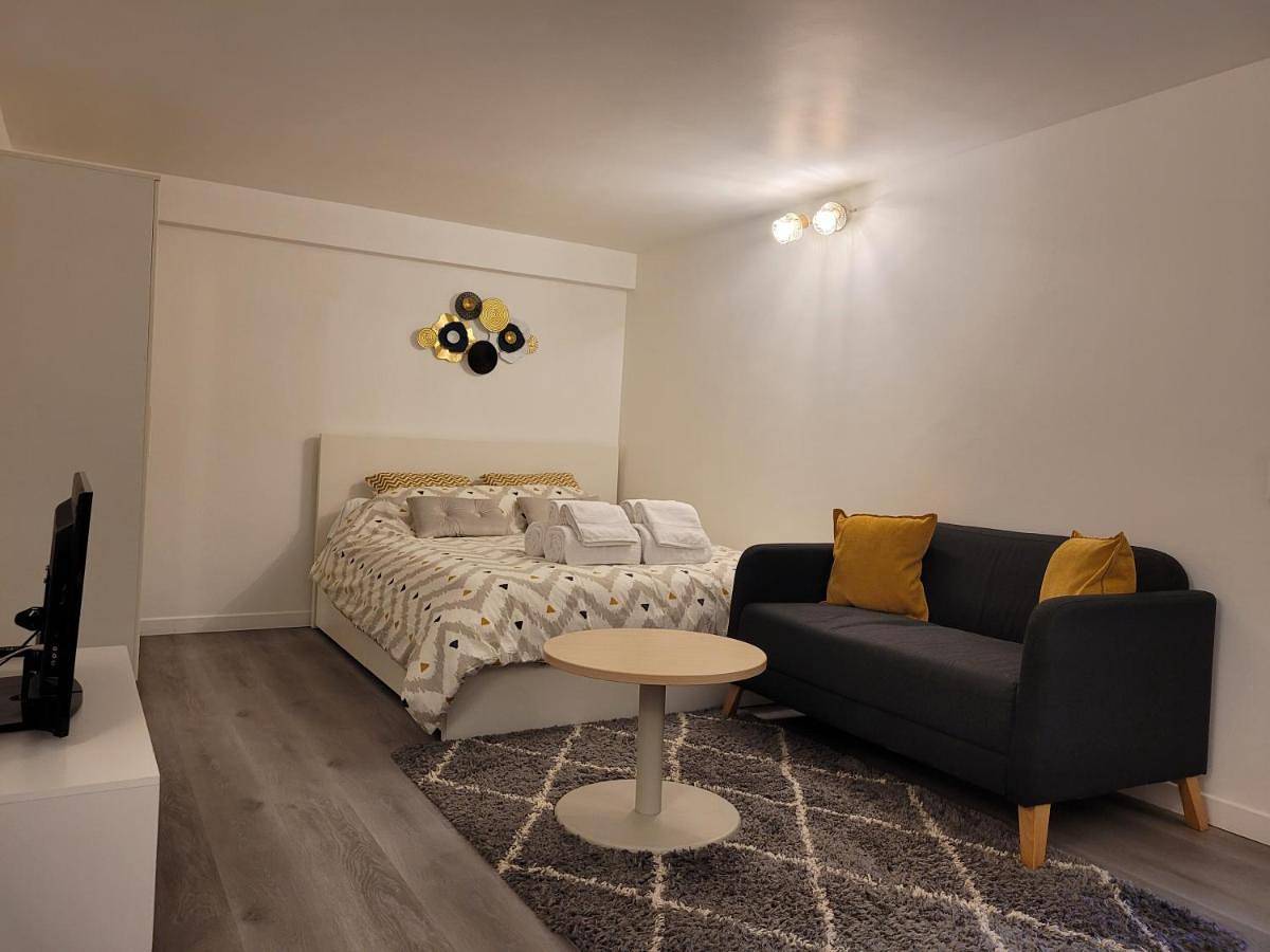 Appartement entier, One-Bedroom Apartment in Orly (Île de France), Val-de-Marne