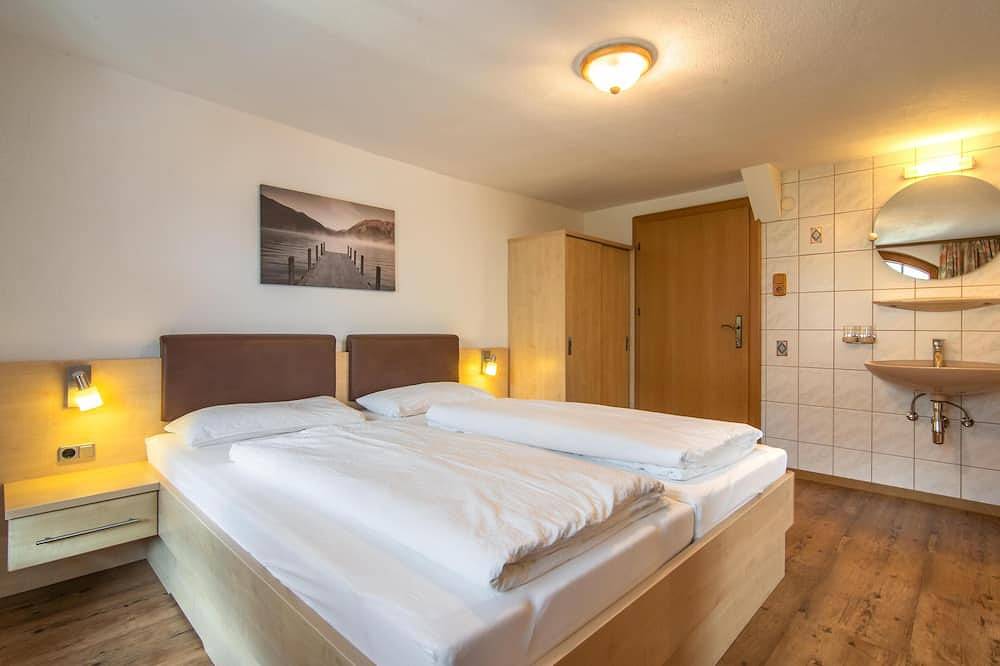Entire apartment, Spacious apartment in a quiet location in Zell am Ziller, Ziller valley alps