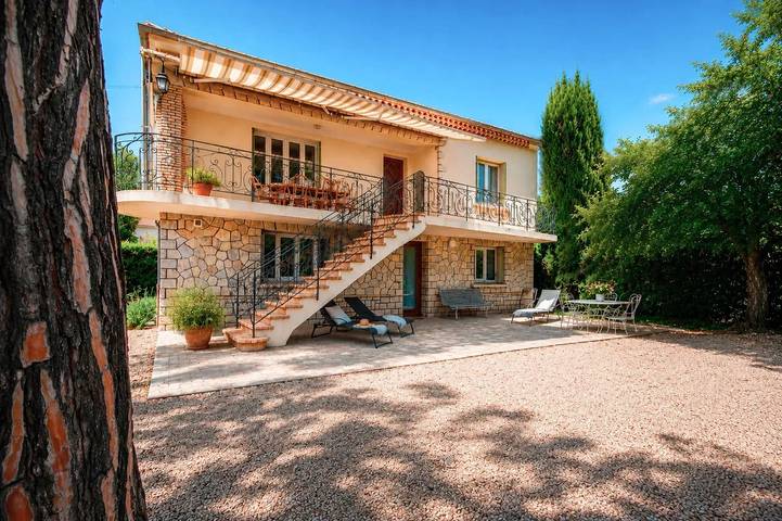 Location de vacances pour 12 personnes, avec piscine ainsi que jardin et terrasse dans Dentelles de Montmirail - 2