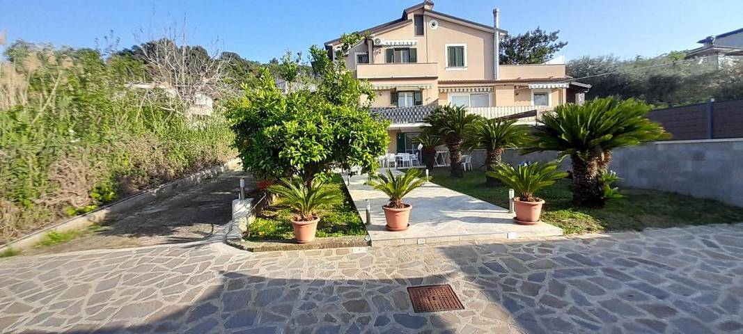 Casa vacanza per 5 persone, con giardino e panorama, con animali domestici a Santa Maria di Castellabate