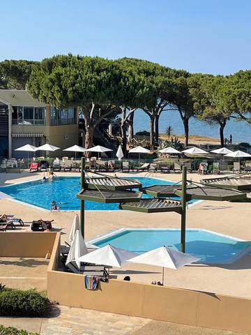 Parc de vacances pour 4 personnes, avec piscine ainsi que jardin et terrasse à Taglio-Isolaccio