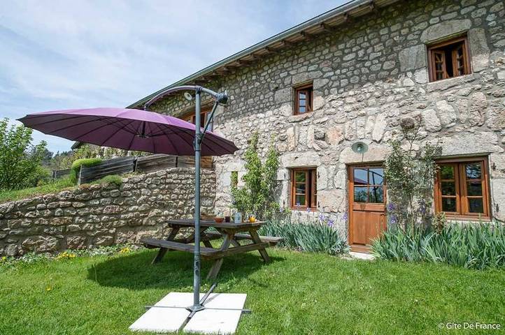 Gîte pour 6 personnes, avec jardin à Saint-Romain (Puy-de-Dôme) - 2