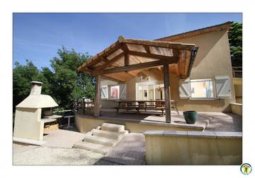 Gîte pour 10 personnes, avec terrasse ainsi que piscine et jardin à Grane