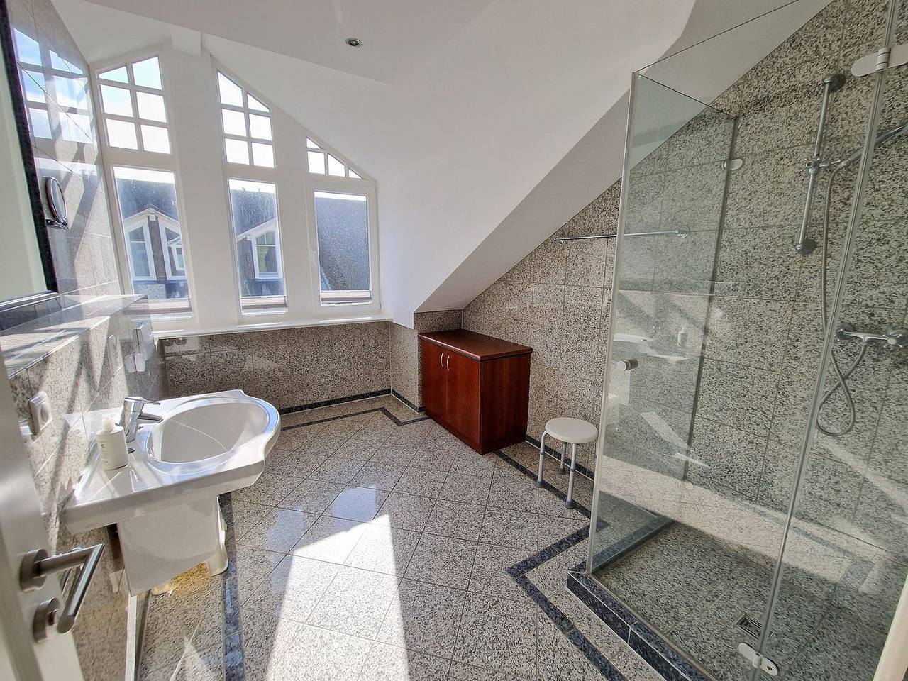Geheel appartement, Komfortplus Ferienwohnung mit 2 Schlafzimmern und Balkon im Dachgeschoss in Ostseebad Binz, Prora
