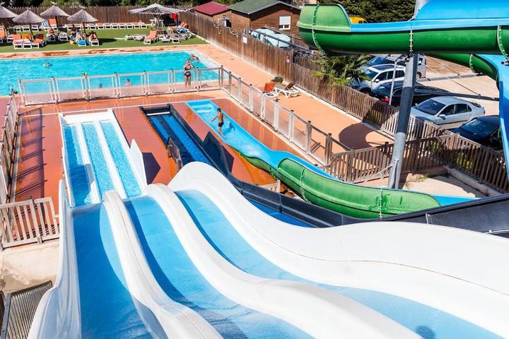 Camping pour 6 personnes, avec jacuzzi et piscine ainsi que jardin et terrasse