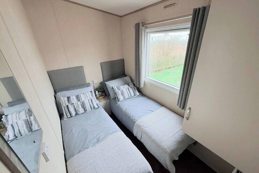Fantasy Island Caravan, Sleeps 8 with Hot Tub in Ingoldmells, Lincolnshire