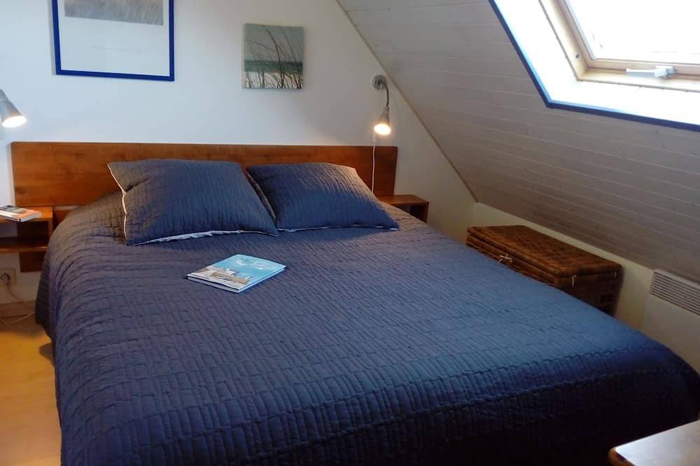 Walking distance to the beach, with a nice wiev on the see and the country. in Locmaria, Côte des Mégalithes