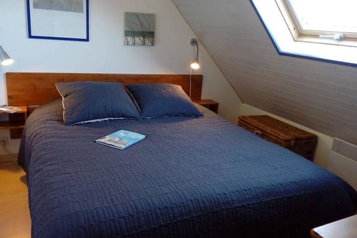 Walking distance to the beach, with a nice wiev on the see and the country. in Locmaria, Côte des Mégalithes