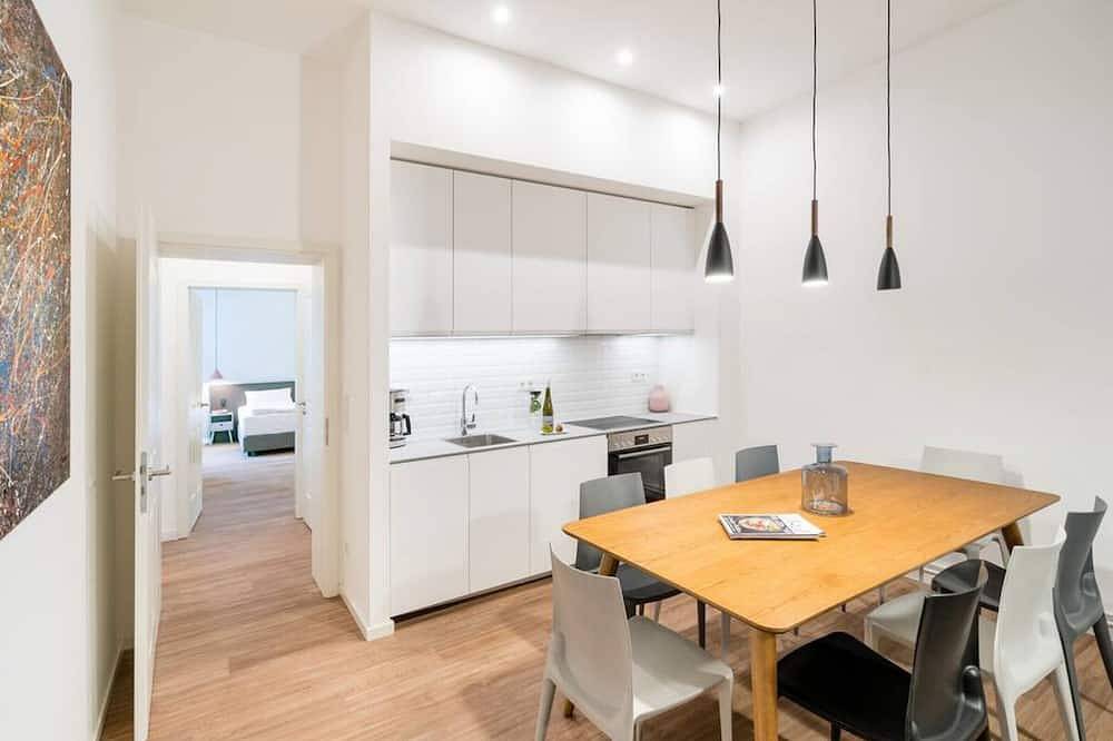 Ganze Wohnung, 4-Bedrooms Apartment (130sqm) with a comfy balcony(6) in Wedding Berlin, Berlin