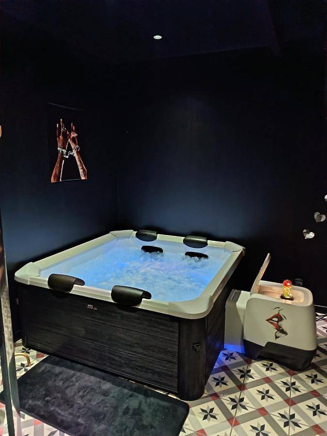 L'instant Désir love room jacuzzi in Ferrières-en-Gâtinais, Région de Montargis