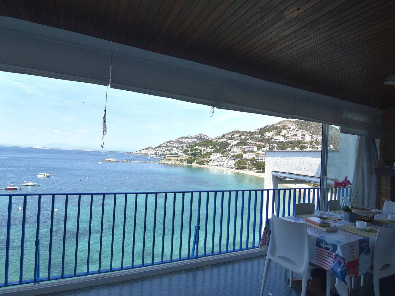 Apartamento entero, Alquiler en playa La Almadrava, Roses. Apartamento con vistas al mar, terraza privada, cocina equipada. ¡Reserva ahora! in l'Almadrava, Roses