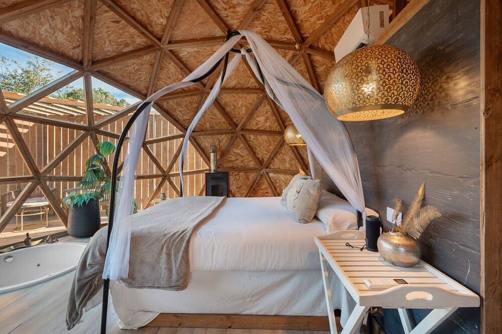 Entire apartment, Apartment 'Suite Golden Bubble' with Mountain View, Wi-Fi and Air Conditioning in Canyelles (Barcelona), Garraf