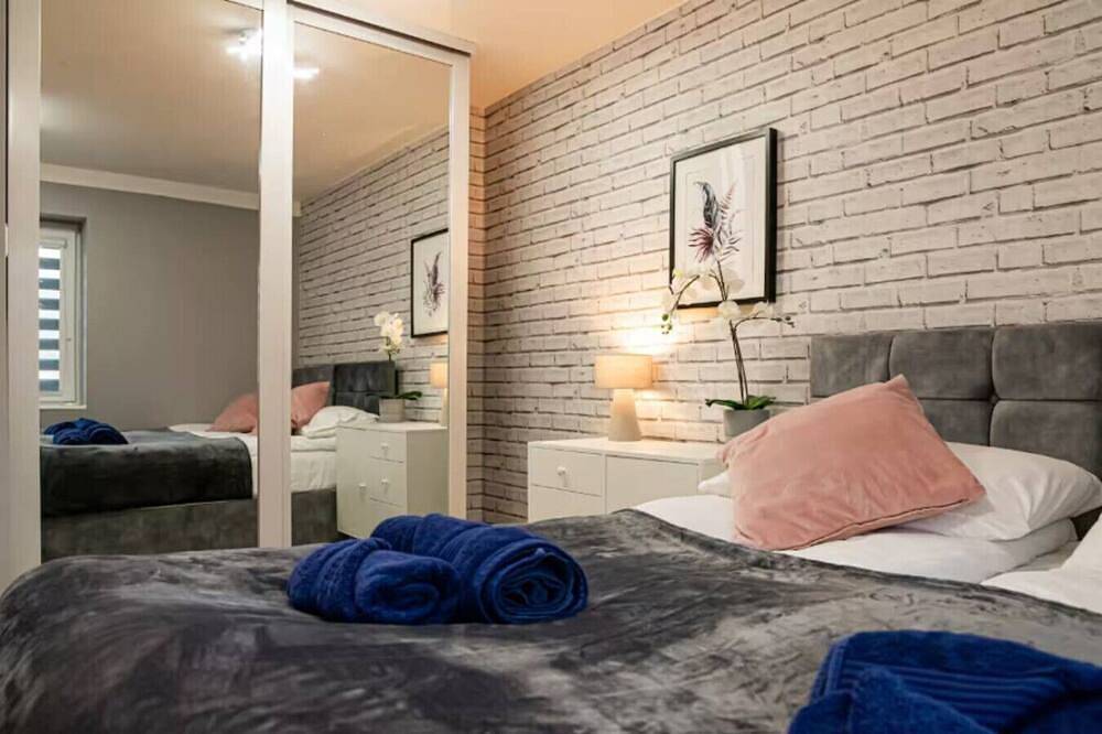 Comfy Town Stay | 2Br | Near Bacco Lounge & 7 Star in Warwickshire