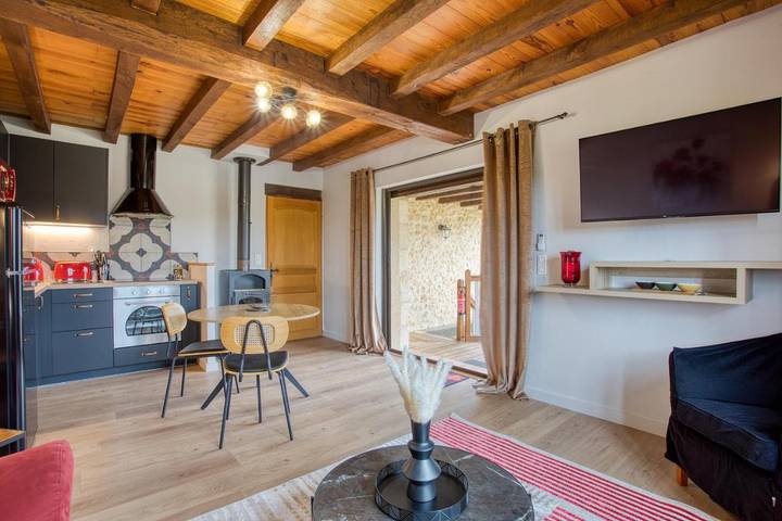 Location de vacances pour 2 personnes, avec vue et jardin ainsi que piscine et terrasse, animaux acceptés à Bosset - 4