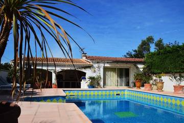 Gîte pour 2 personnes, avec terrasse ainsi que jardin et piscine à Sorgues